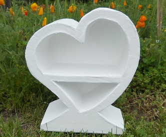 meuble coeur en carton à l'atelier